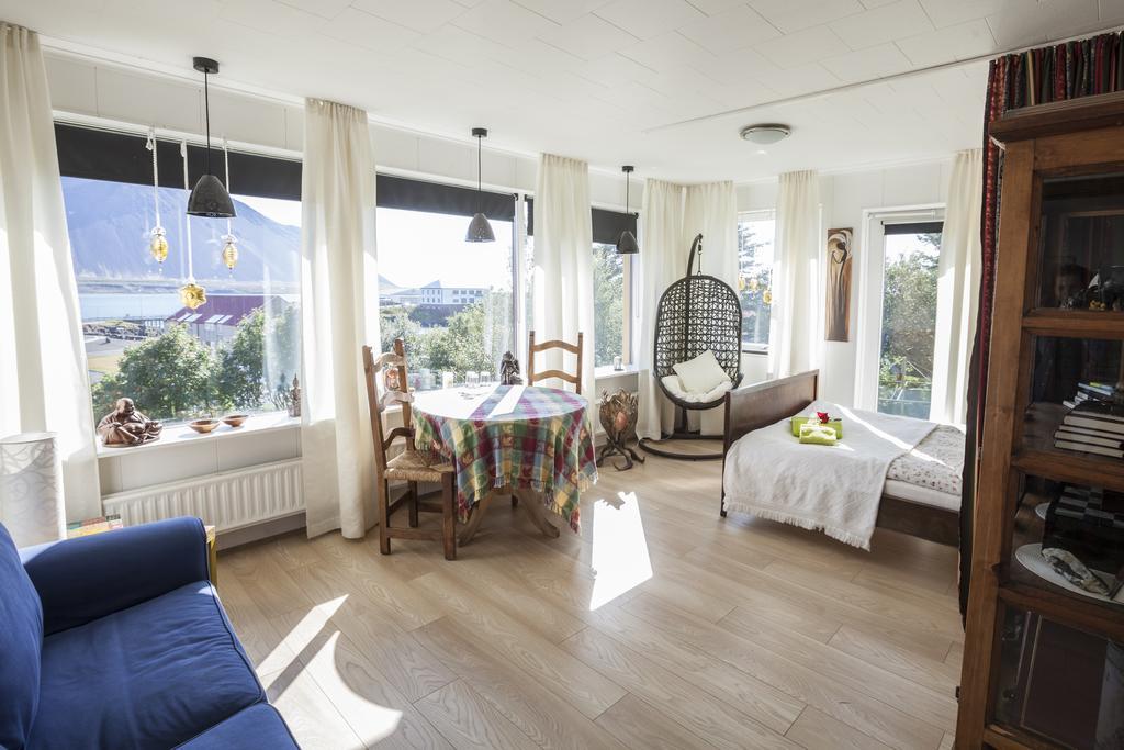 Blomasetrith Homestay بورغارنيس الغرفة الصورة